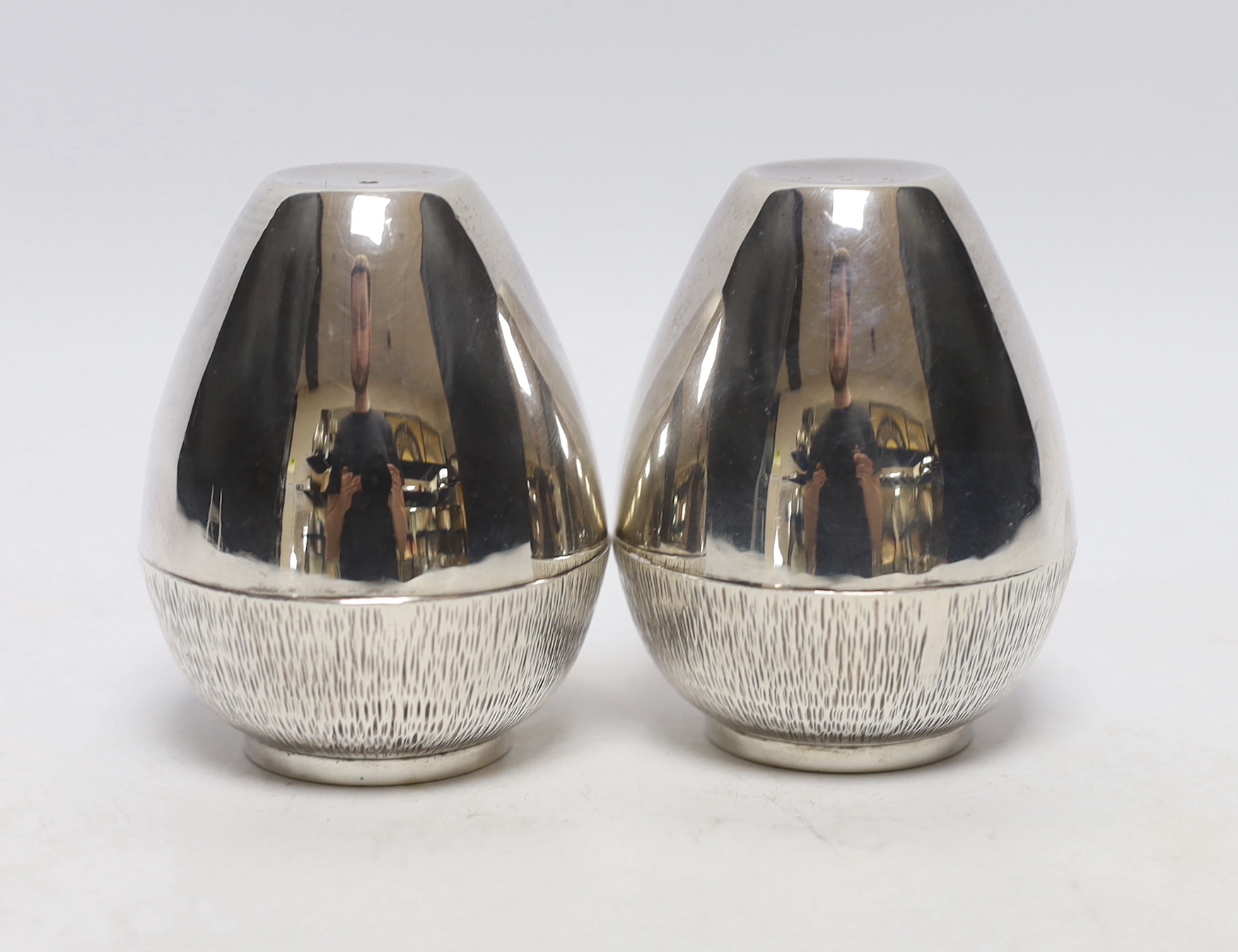 A pair of Elizabeth II part textured silver salt and pepper shakers by Pruden & Smith, Sheffield, 2000, 78mm, gross weight 9.2oz.